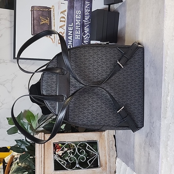 Michael Kors brand Sheila backpack - Picture 6 of 12